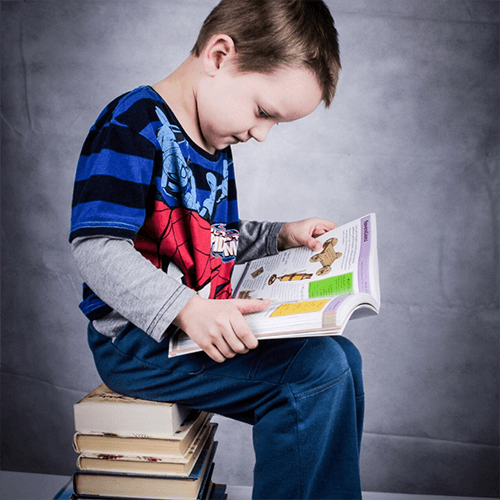 Nen llegint llibre amb problemes d'aprenentatge