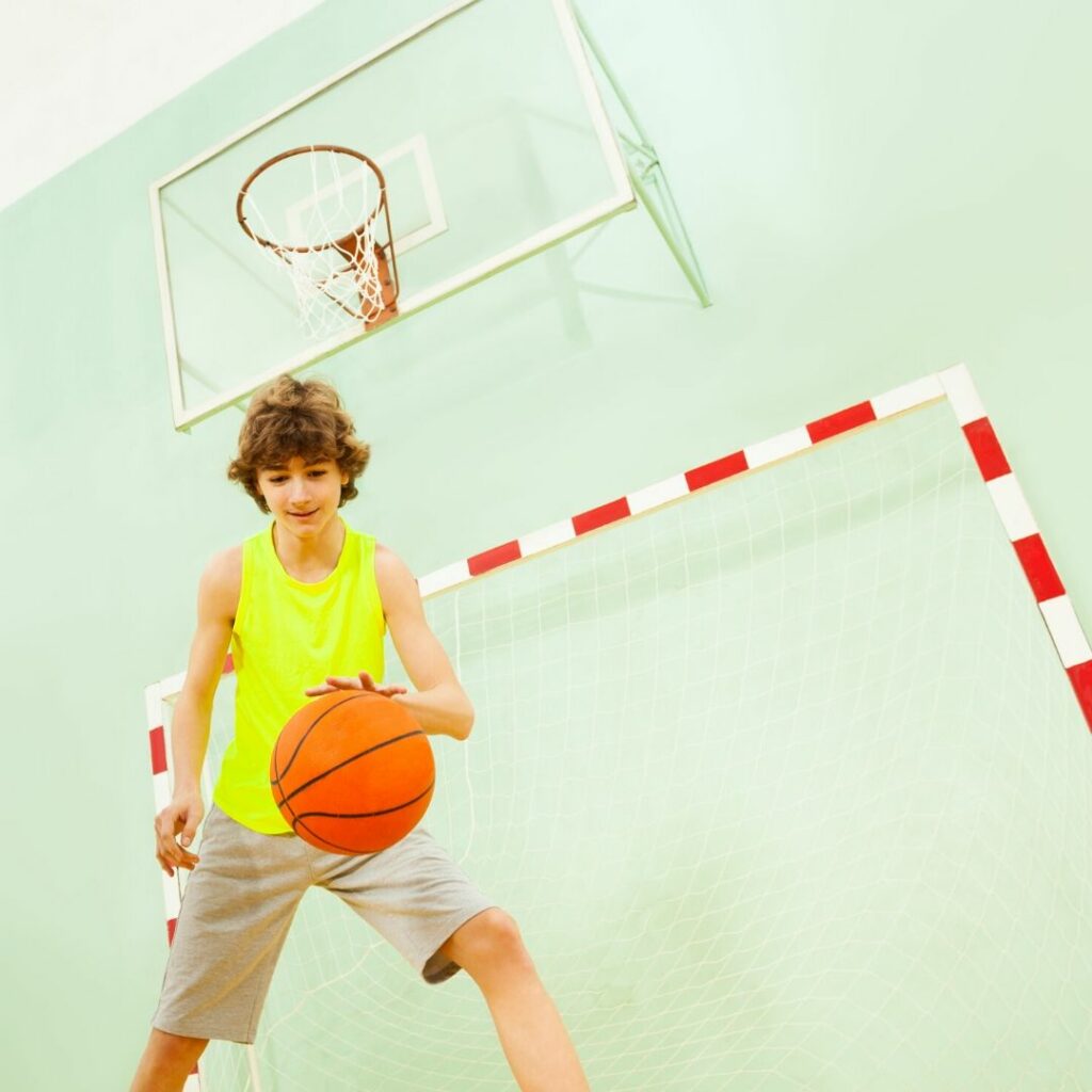 Optometria esportiva nen jugant a bàsquet